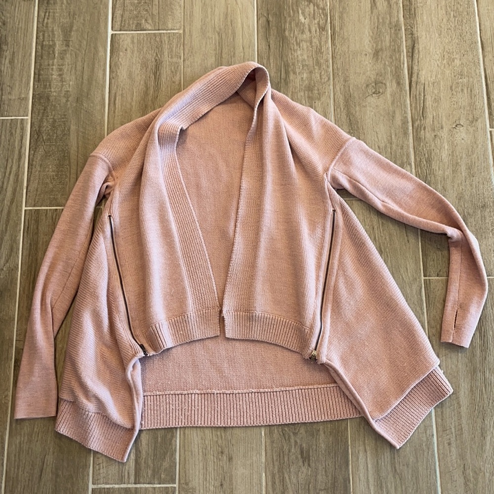 Lululemon sweater with zip pockets